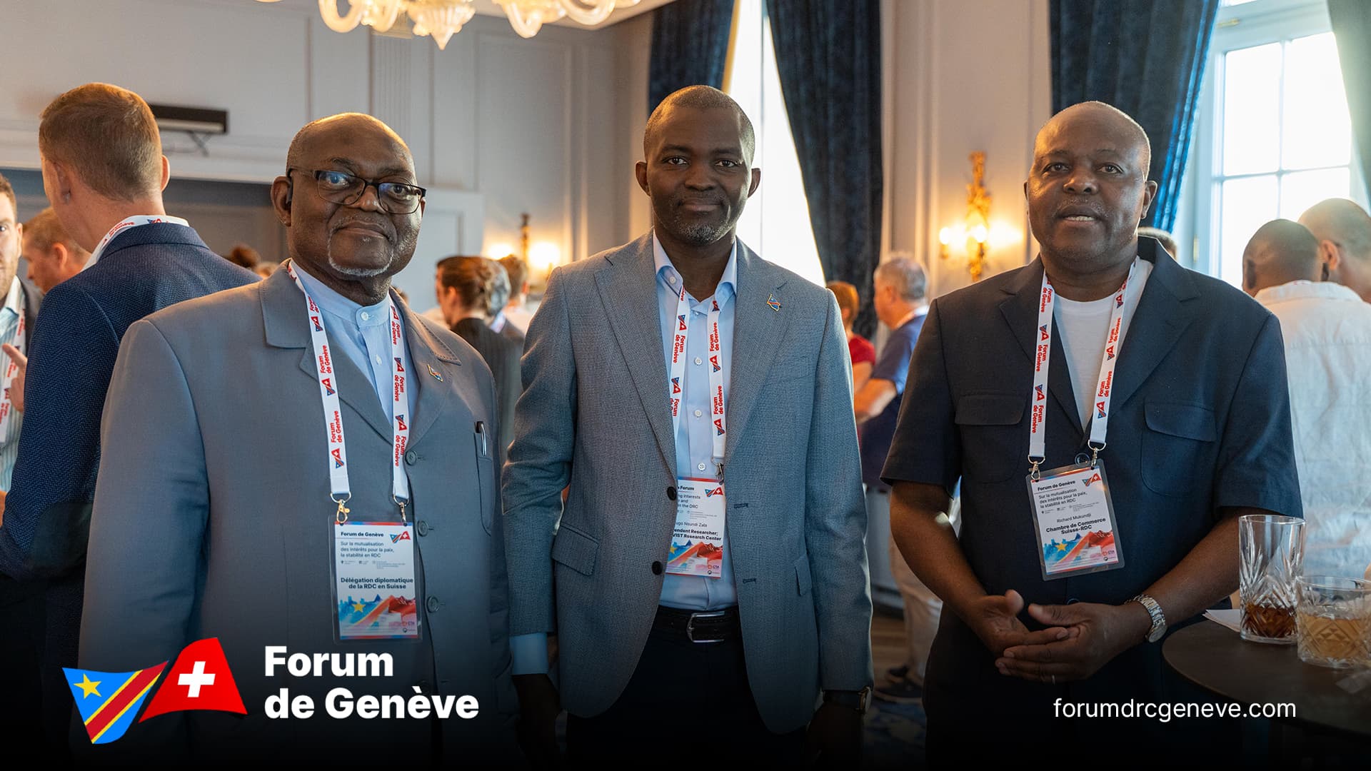 Delegates exchanging viewpoints during the coffee break at Salon Petit Mont Blanc.